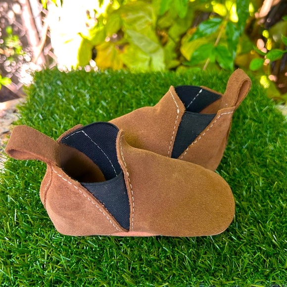 - NEW | Freshly Picked Baby/Toddler Suede
Chelsea Boots size 4 - Picture 2 of 11